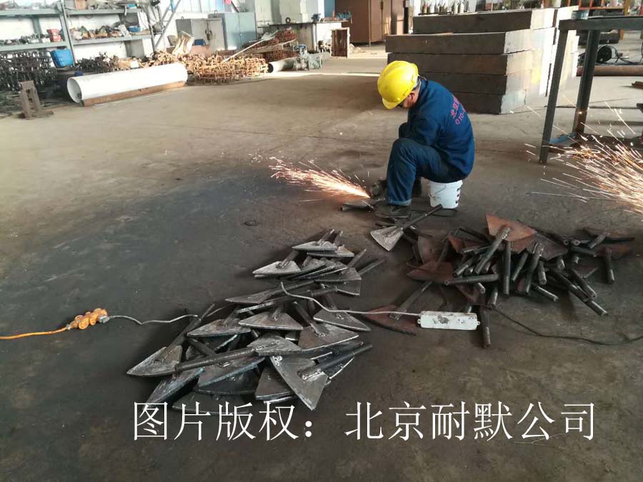 表面采用角磨片打磨處理 表面采用角磨片打磨處理